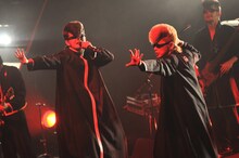 「高校与太郎組曲 ～喧嘩ボンバー～」にて“ビッグになって帰ってきた”綾小路翔（写真右）と早乙女光（写真左）。