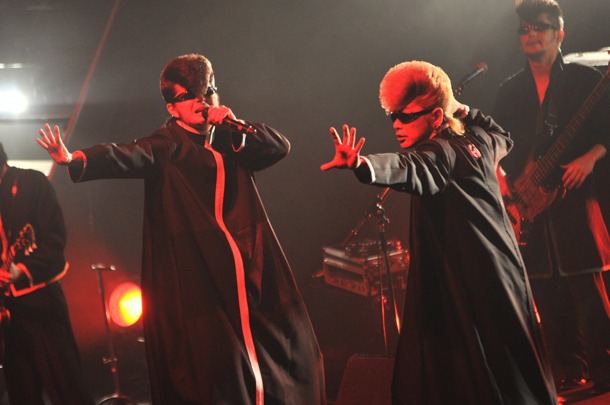 「高校与太郎組曲 ～喧嘩ボンバー～」にて“ビッグになって帰ってきた”綾小路翔（写真右）と早乙女光（写真左）。