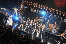 綾小路翔（写真中央）がメインボーカルを取った、アンコールの「アゲ♂アゲ♂EVERY騎士」セッションの模様。