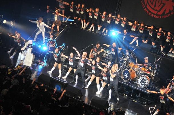 綾小路翔（写真中央）がメインボーカルを取った、アンコールの「アゲ♂アゲ♂EVERY騎士」セッションの模様。