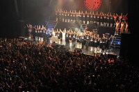 出演者全員が手をつないで挨拶したエンディング。