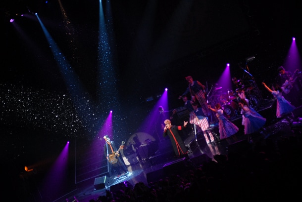 「SECRET LOVE STORY」ではフロアに雪が降る演出が。