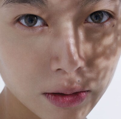 Salyuの力強い瞳が印象的な「Lighthouse」ジャケット。