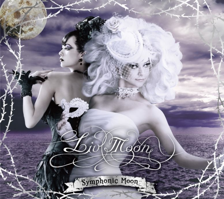 アルバム「Symphonic Moon」のジャケットには、白と黒の衣装をまとったAKANE LIVをフィーチャー（写真は初回限定盤ジャケット）。