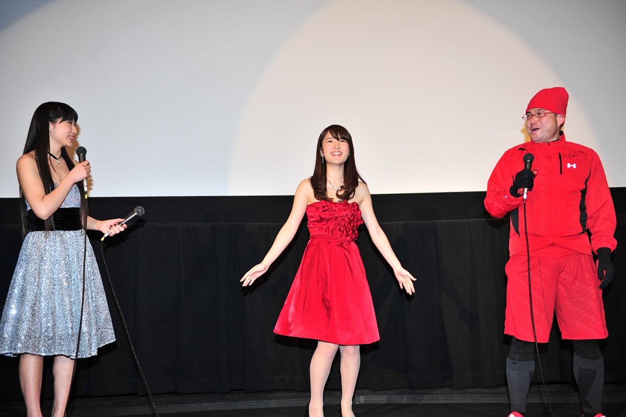 季節柄、クリスマスカラーを意識した衣装で登場した小見川千明、小松未可子、佐藤竜雄監督（写真左から）。「町のランナー、佐藤です」と自己紹介した監督は「家にある赤い服はこれしかなかった」とのこと。