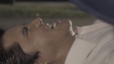 汗をしたたらせながらベンチプレスに勤しむ竹内力。