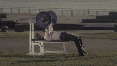 公園でベンチプレスをする竹内力。