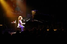 「オンナク祭」での矢野顕子のパフォーマンスの模様。