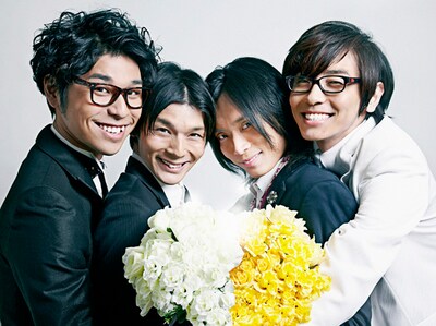 4人の笑顔がまぶしい、竹内電気の新アーティスト写真。