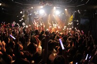 写真は昨日のライブの様子。会場内をティッシュが舞う異様な光景が広がった。