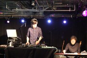 クボタマサヒコ（写真左）のDJにあわせて中川いさみ（写真右）が即興でマンガを書いたひととき。