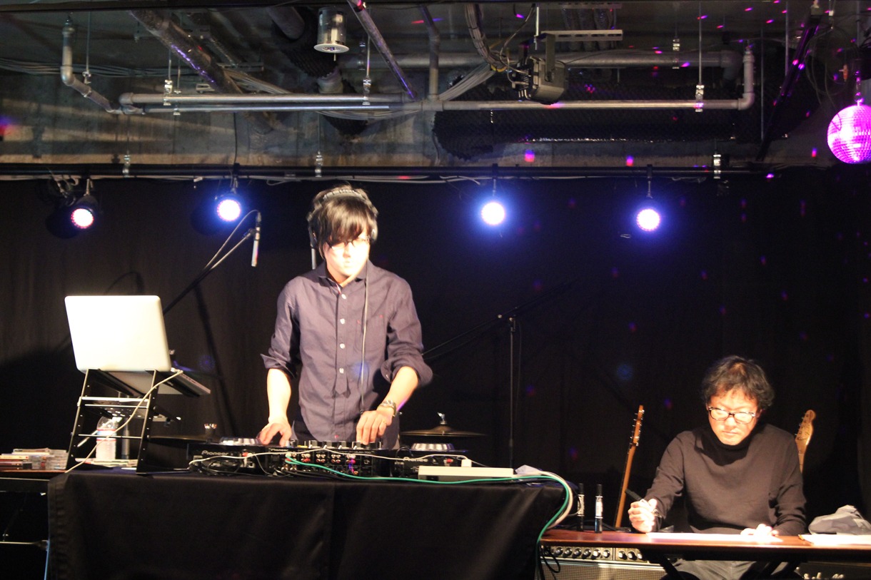 クボタマサヒコ（写真左）のDJにあわせて中川いさみ（写真右）が即興でマンガを書いたひととき。