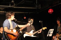 「20th Century Boy」をセッションで演奏する様子。