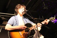 堂々とパフォーマンスする浦沢直樹（写真手前）。