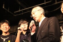 “夜回り先生”水谷修（写真手前）は、なんとクボタマサヒコ（写真左から2人目）の高校の恩師とのこと。久しぶりの再開となった。