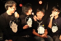 トークコーナーで自分の似顔絵が「いじわるに見える」と訴える大山正篤（写真左から2人目）。