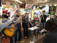 ヴィレッジヴァンガード下北沢店でのアコースティックライブの様子。