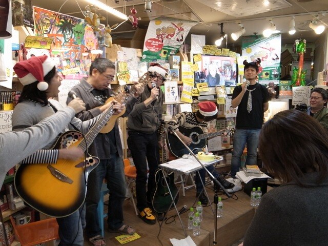 ヴィレッジヴァンガード下北沢店でのアコースティックライブの様子。