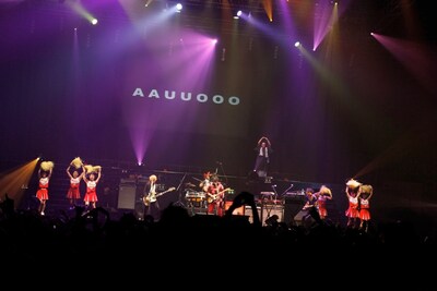 ライブ前半に披露された「A A U U O O O」の様子。the telephones、チアガール、お坊さんという異色のコラボレーションが実現。（撮影：河本悠貴）