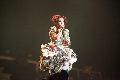 2012年はデビュー10周年を迎えるMINMI。来年はさらなるサプライズが期待できそうだ。