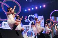 1期メンバー5人で「モテ期のうた」を披露。