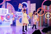 ファンに挨拶をする谷澤恵里香（写真左）とフォンチー（右）。