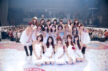 フォンチー（写真前列右から2番目）と谷澤恵里香（同3番目）を囲むアイドリング!!!メンバー。