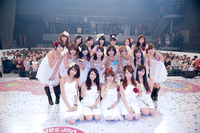 フォンチー（写真前列右から2番目）と谷澤恵里香（同3番目）を囲むアイドリング!!!メンバー。