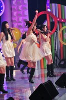 谷澤恵里香（写真中央）