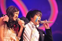 写真左から尾島知佳、バカリズム升野英知。