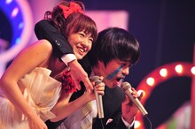 写真左から谷澤恵里香、バカリズム升野英知。