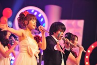 写真左から谷澤恵里香、バカリズム升野英知、フォンチー。