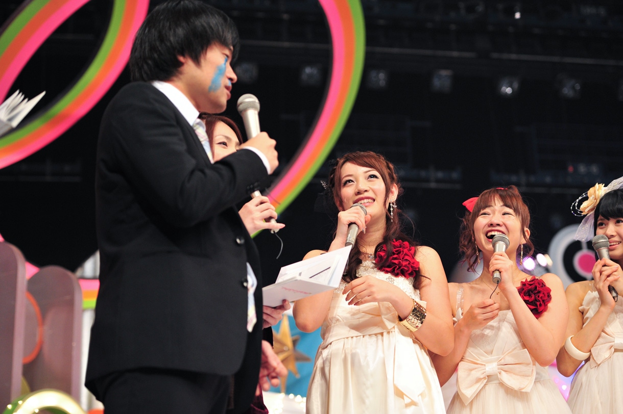 写真左からバカリズム升野英知、フォンチー、谷澤恵里香。
