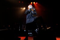 写真は昨日のライブ「BLACK PERIOD Ⅰ-黒服限定LIVE-」の模様。