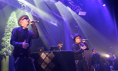 クリスマスツリーをバックにパフォーマンスするILMARI、FUMIYA、RYO-Z、SU、PES（写真左から）。