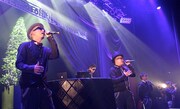 クリスマスツリーをバックにパフォーマンスするILMARI、FUMIYA、RYO-Z、SU、PES(写真左から)。