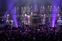 宮城県石巻市の中学生13名とともに「Present」を歌う模様。