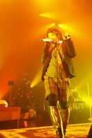 ライブ終了後はメンバー全員がサンタクロースに扮し、参加者全員とハイタッチするファンサービスも行われた。