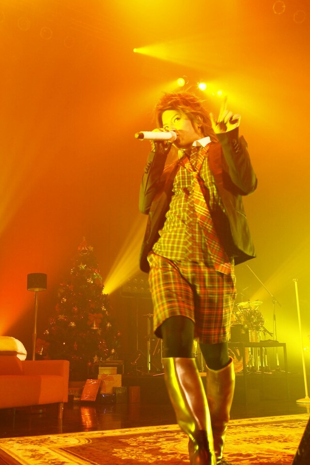 ライブ終了後はメンバー全員がサンタクロースに扮し、参加者全員とハイタッチするファンサービスも行われた。