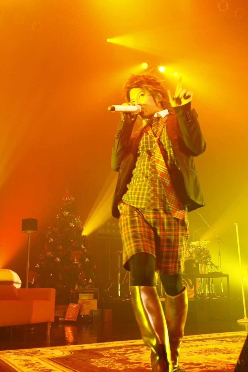 ライブ終了後はメンバー全員がサンタクロースに扮し、参加者全員とハイタッチするファンサービスも行われた。