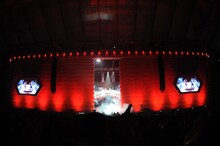 12月22日に行われた「B'z LIVE-GYM 2011 -C'mon-」東京ドーム公演の様子。巨大なスクリーンが左右に割れる派手なオープニングとなった。