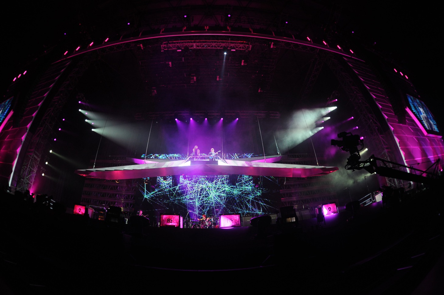 12月22日に行われた「B'z LIVE-GYM 2011 -C'mon-」東京ドーム公演の様子。宙に浮いた階段に乗って登場したB'zの2人。