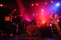 KING BROTHERSマーヤ（G, Screaming / 写真左）、タイチ（Dr / 中央）、シンノスケ（B / 右）。（Photo by Ohagi）