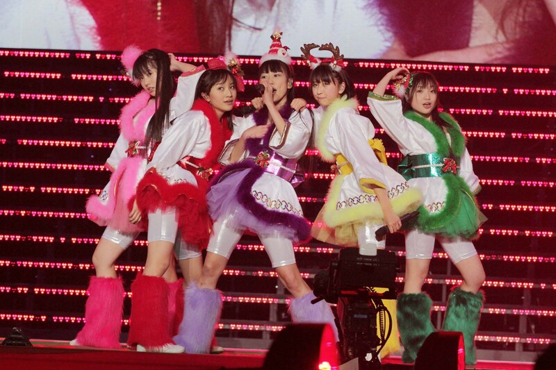 横アリ2DAYSの開催情報をファンと同じタイミングで教えられた5人は、怒り心頭で不満を述べるも「……でも、ぶっちゃけ超うれしいよね！」と大喜び。