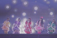 レニー・ハートの勇ましいナレーションに合わせ、ステージ下からゆっくりせり上がるももいろクローバーZ。