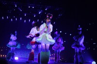 すっかり恒例となった玉井詩織（写真中央）の煽り文句。今回は「今年1年ありがとよー！ 2012年、ももいろクローバーZが時代のド真ん中行くから、お前ら黙って付いてこーい！」と言い放った。