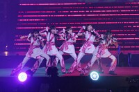 ライブ中盤には、10月に開催された全日本プロレスの大会「2011 プロレスLOVE in 両国 vol.13」に出演した悪役アイドル「グレートクローバーZ」が登場。「素顔」だと言い張る仮面を外すと、そこにはなぜかももクロの5人が。