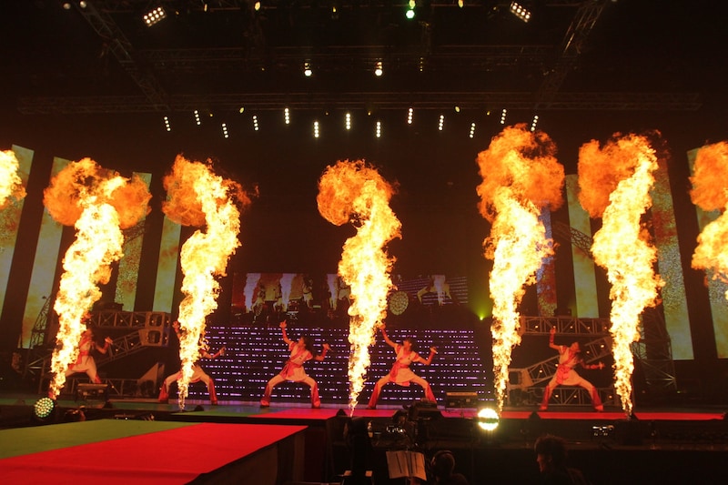 「Chai Maxx」ではステージ上に火柱が上がった。