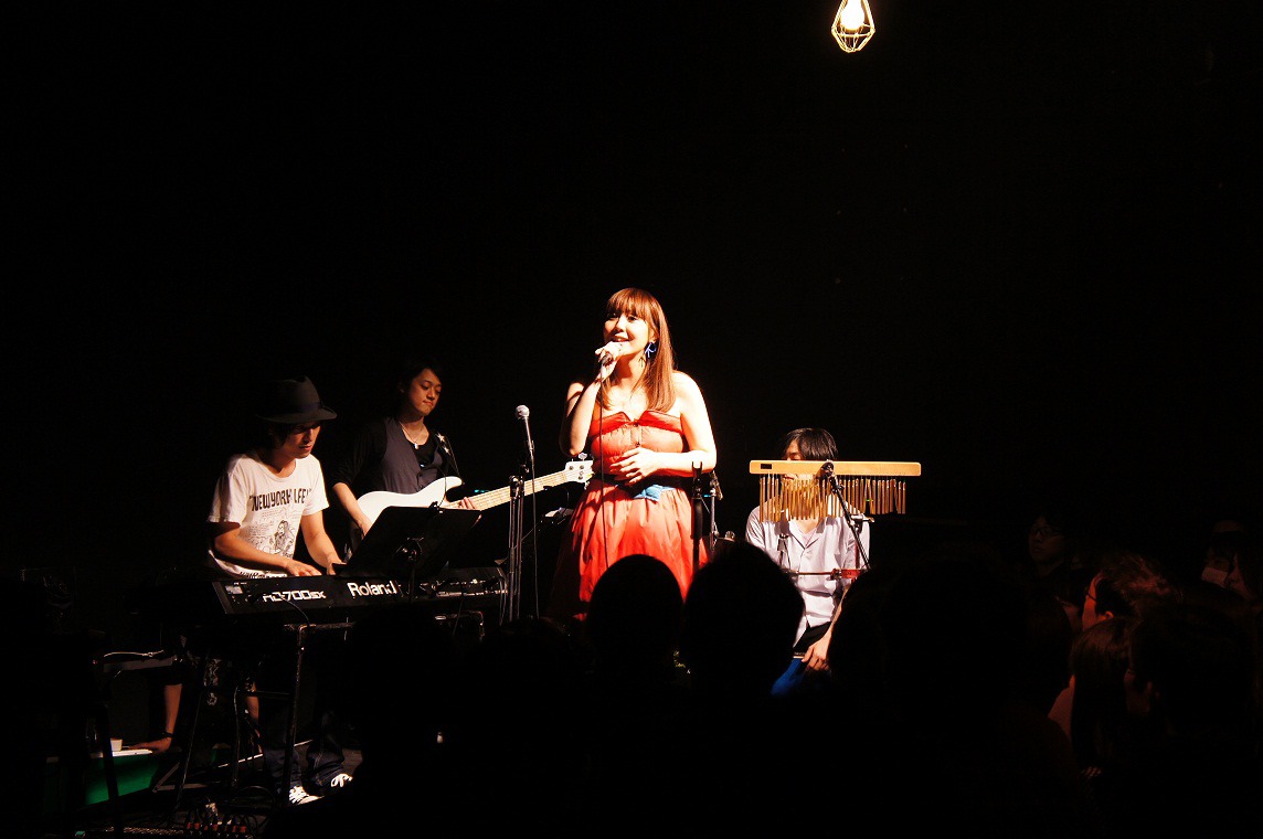 写真はワンマンツアー「TOKI ASAKO LIVE 'Gift ～god bless you!～'」東京公演の様子。