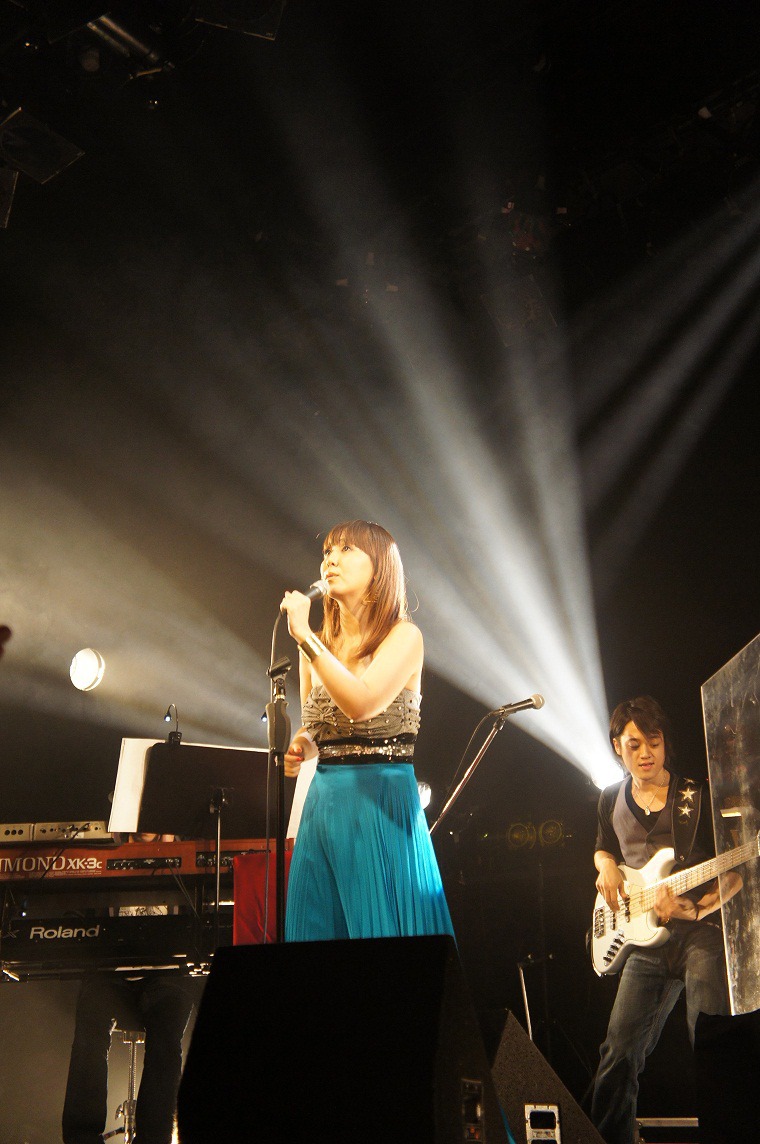 写真はワンマンツアー「TOKI ASAKO LIVE 'Gift ～god bless you!～'」東京公演の様子。
